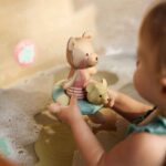 Jollein badpop Teddy Bear met afneembare zwemband en drijvend ontwerp voor baby's en peuters.