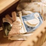 Jollein activiteitenboekje Tiny Park met dieren, spiegel en knisperende pagina's voor baby's.