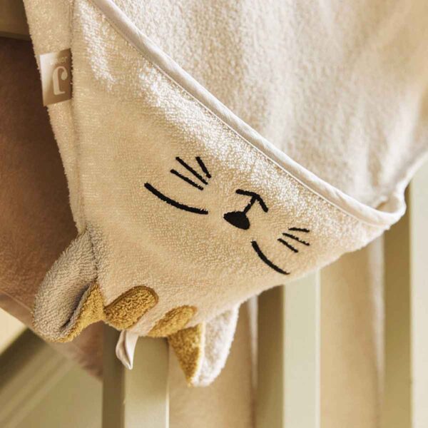 Jollein badcape Charlie van zachte badstof met capuchon en kattenoortjes. Houdt je baby warm en comfortabel na ieder badmoment.