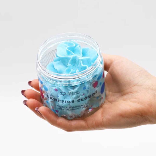 Campfire Clouds Slagroomzeep 120g met romig opgeklopt schuim en een warme geur van vanille en marshmallow.