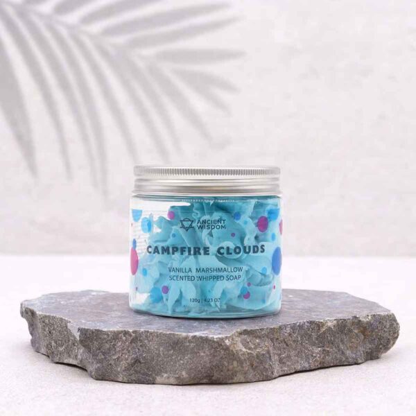 Campfire Clouds Slagroomzeep 120g met romig opgeklopt schuim en een warme geur van vanille en marshmallow.