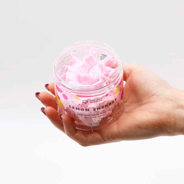 Roze Limonade Slagroomzeep 120g met romig opgeklopt schuim en een frisse fruitige pink lemonade geur.