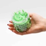 Kruisbes & Witte Thee Slagroomzeep 120g met romig opgeklopt schuim en een frisse geur van kruisbes en witte thee.