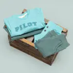Frogs and Dogs babyshirt Pilot Club in Sea Pine groen met lange mouwen en ton-sur-ton PILOT-print met vliegtuig