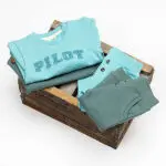Frogs and Dogs babyshirt lange mouw jongen Pilot Club in Aqua Sea met PILOT-print en vliegtuig