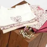 Frogs and Dogs shirt You Are Loved in Jet Stream ivoorwit met lange mouwen en hartje vol roze bloemen