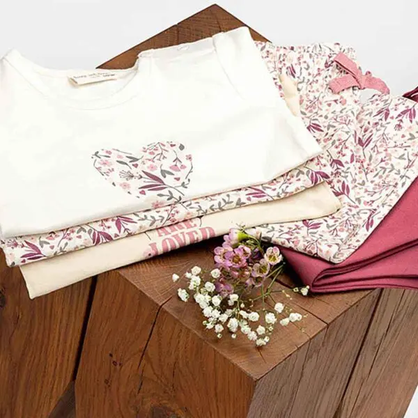 Frogs and Dogs shirt You Are Loved in Jet Stream ivoorwit met lange mouwen en hartje vol roze bloemen