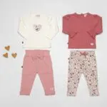 Frogs and Dogs shirt You Are Loved in Jet Stream ivoorwit met lange mouwen en hartje vol roze bloemen