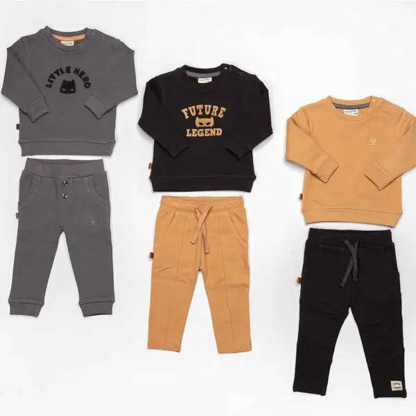 gs and Dogs peuter joggingbroek jongens Little Hero in Raven antraciet met bikernaden en trekkoord